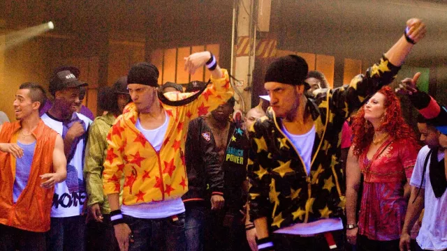 Atuendos 3D de Step Up: Los Santiago Twins llevan sudadera con capucha amarilla con estrellas naranjas
