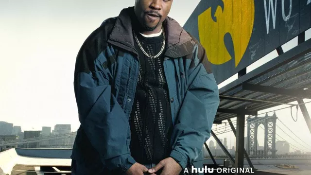 Tenues Wu-Tang : An American Saga : Shameik Moore porte une parka en tant que Sha Raider sur une affiche promotionnelle