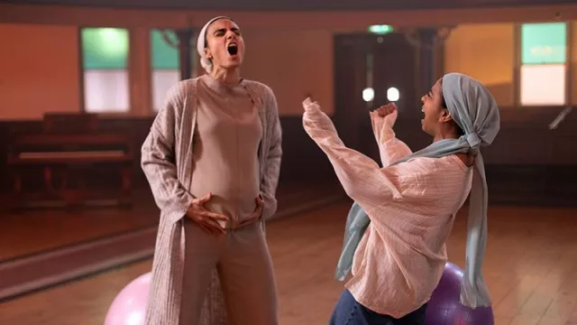 Atuendos de We Are Lady Parts: Amina (Anjana Vasan) lleva una camisa rosa a rayas en el episodio 4 de la temporada 2