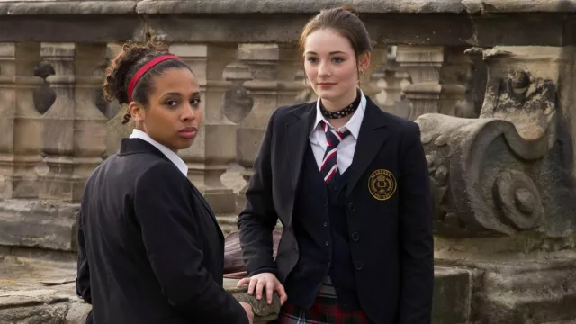 Tenues rouge rubis : Uniforme de blazer scolaire porté par Gwendolyn Shepherd (Maria Ehrich) dans le film