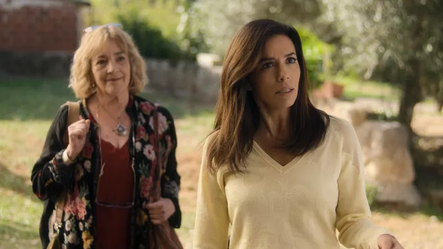 Terre de la garde-robe des femmes : Eva Longoria porte un pull jaune à col en V pour représenter Gala dans la saison 1, épisode 2 de la série télévisée