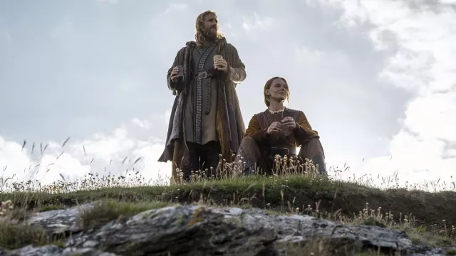 Vikings : Valhalla Pengire : Stigg (Leander Vyvey) porte un costume de robe longue en fourrure dans la saison 3