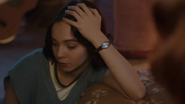 Los looks de la serie Asesinato para principiantes: Reloj de muñeca de Pip Fitz-Amobi (Emma Myers) en temporada 1, episodio 1