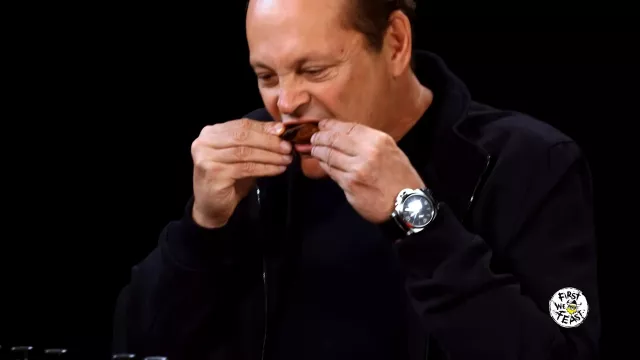 Vince Vaughn is wearing beautiful round watch in Hot Ones on august 2024