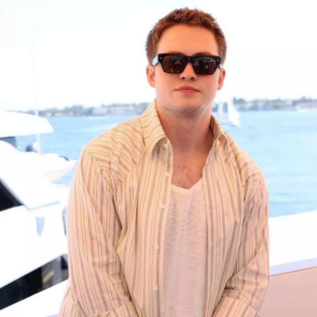 Kit Connor viste una camisa a rayas en la Comic-Con de San Diego 2024 el 27 de julio de 2024