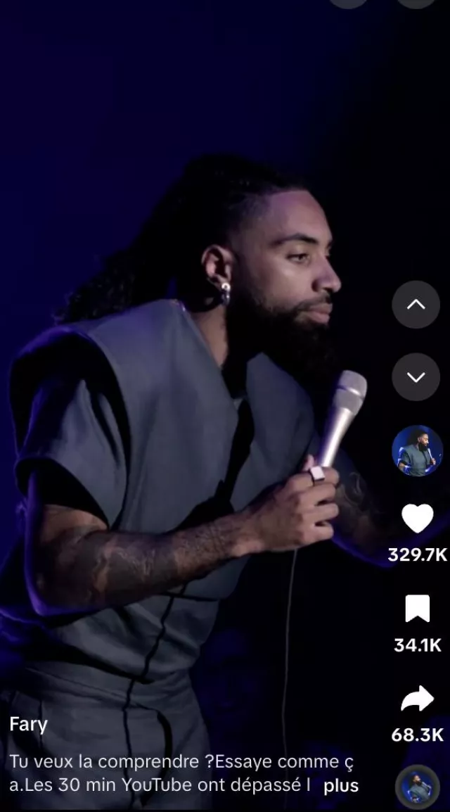 Fary is wearing kimono jacket in dark blue on his Tiktok accoung @farylopes