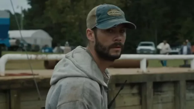 Tenues de film Caddo Lake : Dylan O’Brien porte une casquette de chapeau de fer