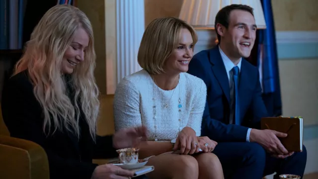 Atuendos de la serie de televisión A Very Royal Scandal: Ruth Wilson usa un top de tweed blanco para interpretar a Emily Maitlis en el episodio 1 de la temporada 1