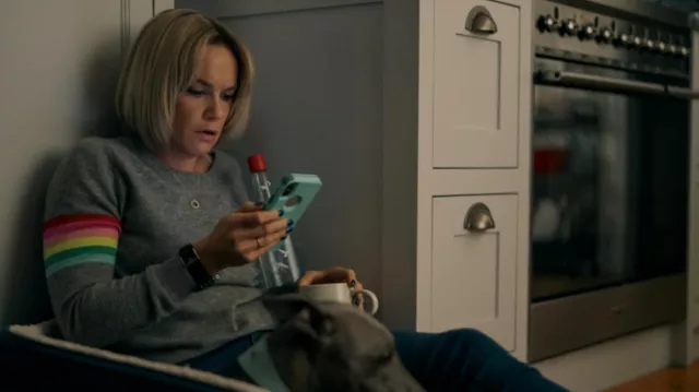 Serie de TV A Very Royal Scandal Prenda: Emily Maitlis (Ruth Wilson) usa un suéter verde en el episodio 3 de la temporada 1