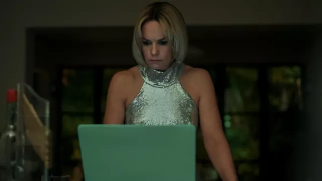 Vestuario de la serie de televisión A Very Royal Scandal: Emily Maitlis (Ruth Wilson) lleva un top de lentejuelas verdes en el episodio 3 de la temporada 1