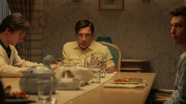 Outfits of Monsters : The Lyle et Erik Menendez Histoire : José Menendez (Javier Bardem) porte une chemise en tissu en nid d’abeille dans une série télévisée