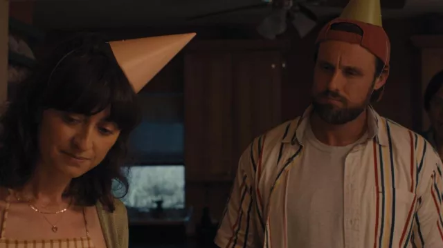 Atuendos de la película Omni Loop: Morris (Chris Witaske) usa una camisa blanca a rayas