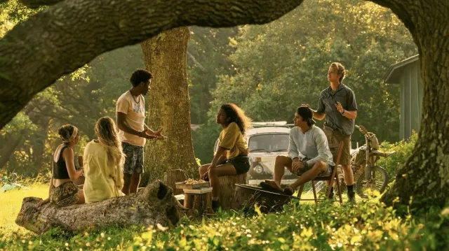 Tenues de la série télévisée Outer Banks : T-shirt rose porté par le pape Heyward (Jonathan Daviss) dans la saison 4