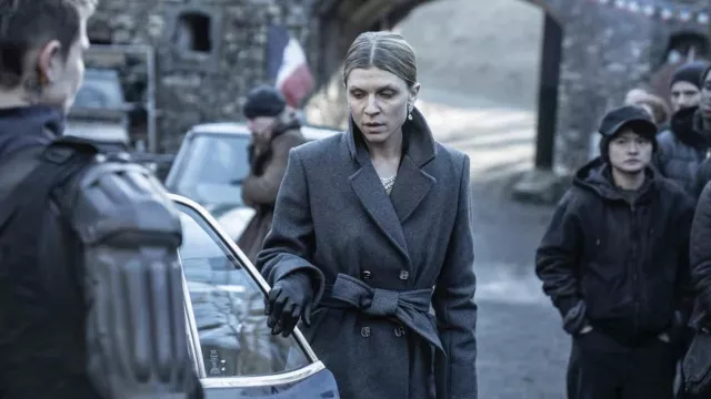 Wardrobe of The Walking Dead: Daryl Dixon: Isabelle Carrière (Clémence Poésy) wears Grey Wool Coat in season 2