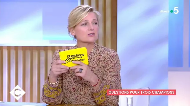Anne-Élisabeth Lemoine wears a beautiful floral blouse in the show C à Vous on October 8, 2021