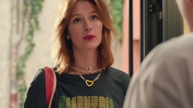 The looks of the series Plus belle la vie, even more beautiful: Apolline Deboisier (Zoé Fiacre) wears a golden mesh necklace with a yellow heart in season 1