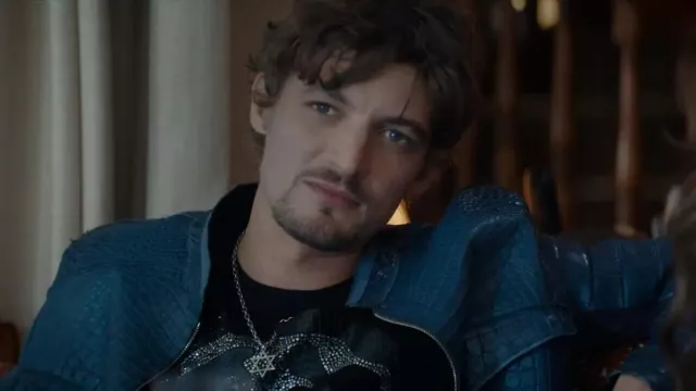 El aspecto de la serie Money and Blood: Niels Schneider lleva una chaqueta de cocodrilo azul para su papel de Jerome Attias en el episodio 8 de la temporada 1