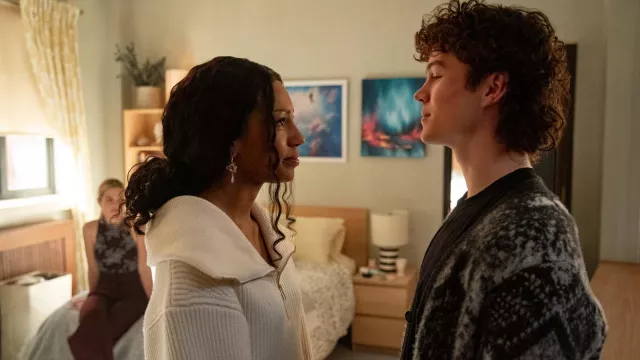 Tenues de Cruel Intentions : Lucien Belmont (Zac Burgess) porte un cardigan en laine imprimée dans la saison 1 de la série télévisée