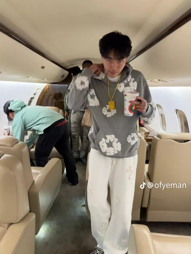 Ofy wears White pants with pattern on Tiktok
