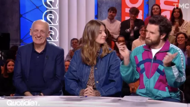Pablo Mira wears a colorful tracksuit jacket in the show Quotidien on November 6, 2024
