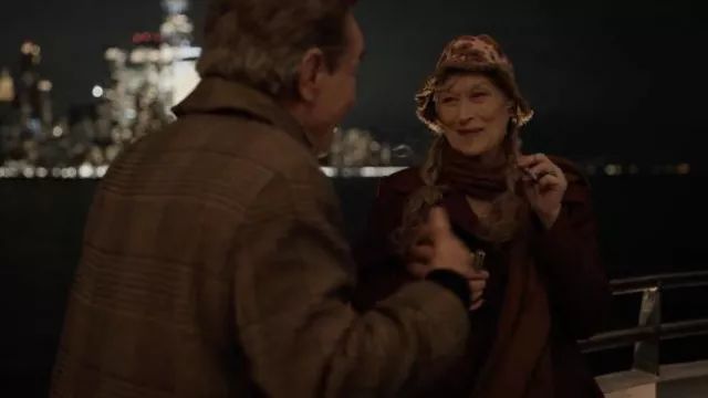Atuendos de Only Murders in the Building: Meryl Streep usa un sombrero de pescador floral para interpretar a Loretta Durkin en la temporada 3, episodio 5 de la serie de televisión