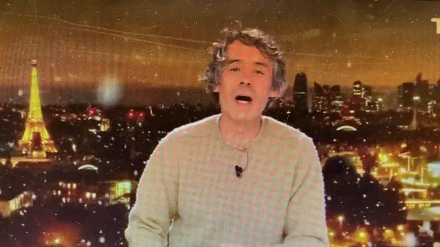 Beige knitted sweater with a fluffy look worn by Yann Barthès in the Quotidien show of December 18