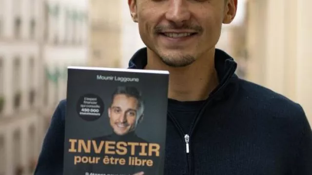 Mounir Laggoune's navy blue zip-up sweater in Everything you need to know to invest, get rich and avoid scams (@Finary)