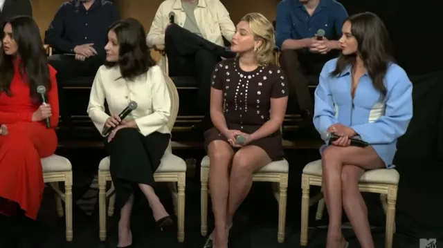 Robe noire ornée d’un portrait porté par Florence Pugh dans Can the 'Thunderbolts* Cast Can ID Each Other’s Body Parts ? | MTV