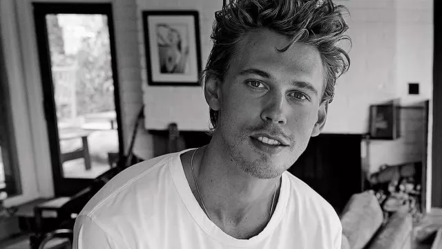 Le t-shirt blanc d’Austin Butler à Austin Butler ramène Greg Williams à la maison.