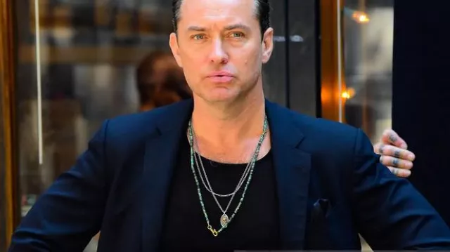 Colliers jude law black rabbit de Jake Friedken (Jude Law) dans Black ...